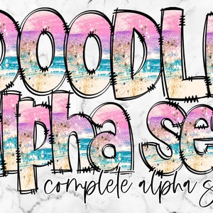 Può includere: Un design Doodle Alpha Set con effetto acquerello in rosa, blu e oro. Le parole "DOODLE ALPHA SET" sono in grandi lettere delineate, con "complete alpha set" in un carattere più piccolo sotto.