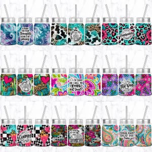 Op de afbeelding: Set van 30 roestvrijstalen bekers met verschillende kleurrijke ontwerpen en spreuken. De ontwerpen omvatten paisley, luipaardprint, bloemen en meer. De spreuken omvatten "A penny for your thoughts seems a bit pricey", "I'm sorry did I roll my eyes out loud?", "The day you", "Energy", "Feelings", and "Feeling kinda IDGAF-ISH today".