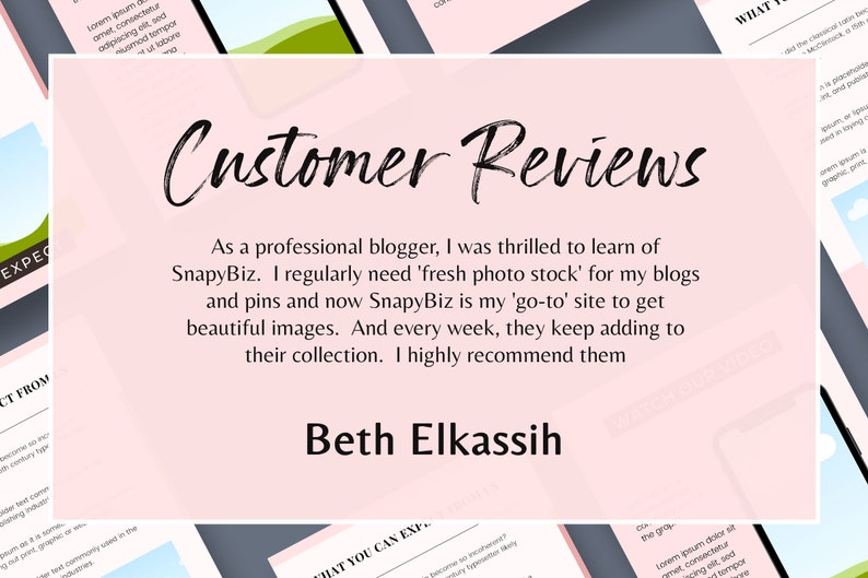 Op de afbeelding: Een lichtroze afbeelding met de woorden "Customer Reviews" in een cursief lettertype. Hieronder prijst de tekst van een professionele blogger SnapyBiz voor het leveren van vers fotomateriaal. De naam van de recensent, Beth Elkassih, staat onderaan.