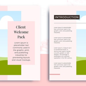 Op de afbeelding: Een Client Welcome Pack-ontwerp met een roze en witte marmeren achtergrond. De linkerpagina toont een lucht en groen landschap met de tekst "Client Welcome Pack". De rechterpagina heeft de tekst "INTRODUCTION". Beide pagina's bevatten tijdelijke tekst.