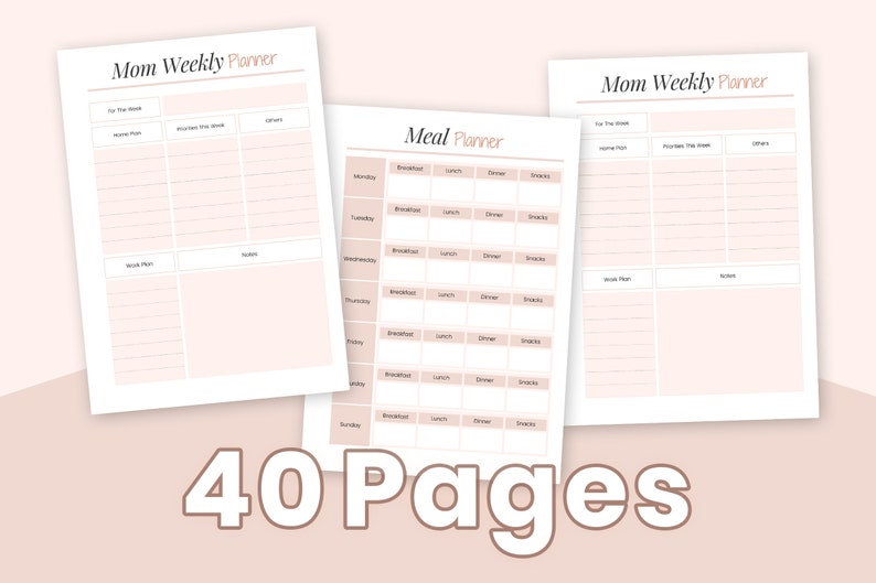 Op de afbeelding: Drie afdrukbare plannerpagina's in een lichtroze kleurenschema. De pagina's zijn getiteld "Mom Weekly Planner" en "Meal Planner". De pagina's zijn ontworpen om te helpen bij het organiseren van dagelijkse taken, maaltijdplanning en andere activiteiten.