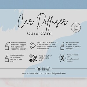 Könnte beinhalten: Hellblaue Pflegekarte für einen Auto-Diffusor mit Anweisungen und Symbolen. Die Karte enthält den Text "Car Diffuser Care Card" in einer Schreibschrift, ein Logo und Website-Informationen.
