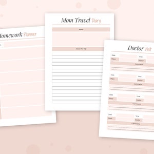 Op de afbeelding: Drie afdrukbare plannerpagina's met een roze en wit kleurenschema. De eerste pagina is getiteld "Homework Planner" en heeft een wekelijks schema. De tweede pagina is getiteld "Mom Travel Diary" en heeft ruimte voor notities en details over een reis. De derde pagina is getiteld "Doctor Visit" en heeft een tabel om doktersafspraken te registreren.