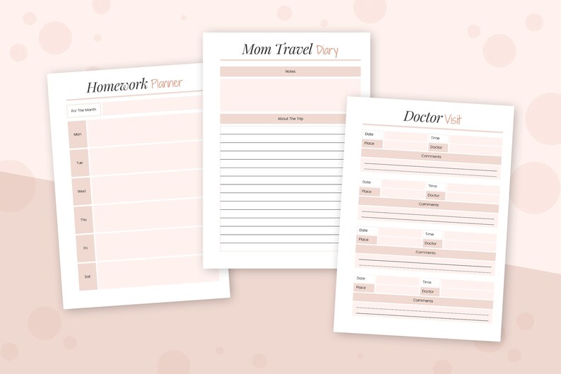 Op de afbeelding: Drie afdrukbare plannerpagina's met een roze en wit kleurenschema. De eerste pagina is getiteld "Homework Planner" en heeft een wekelijks schema. De tweede pagina is getiteld "Mom Travel Diary" en heeft ruimte voor notities en details over een reis. De derde pagina is getiteld "Doctor Visit" en heeft een tabel om doktersafspraken te registreren.