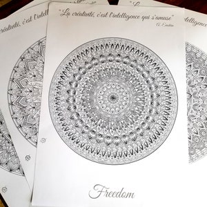 Peut inclure: Quatre pages à colorier imprimables avec des motifs de mandalas complexes. Chaque page comprend une citation sur la créativité d'Albert Einstein. La citation sur la page du bas se lit comme suit : "La créativité, c'est l'intelligence qui s'amuse" et le mot "Liberté" est imprimé sous le mandala.