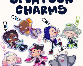 以下が含まれることがあります： Splatoonのキャラクターが描かれた7つのアクリルチャームのセット。それぞれに小さな金属製の留め具が付いています。カラフルなキャラクターデザインの上部には、大きな濃い青色の文字で「SPLOON CHARMS」と印刷されています。