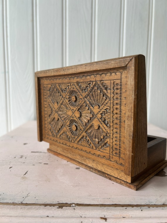 Vintage carved wooden box / hinged lid / Trinket … - image 3