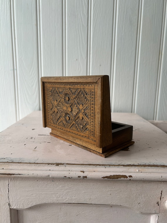 Vintage carved wooden box / hinged lid / Trinket … - image 1