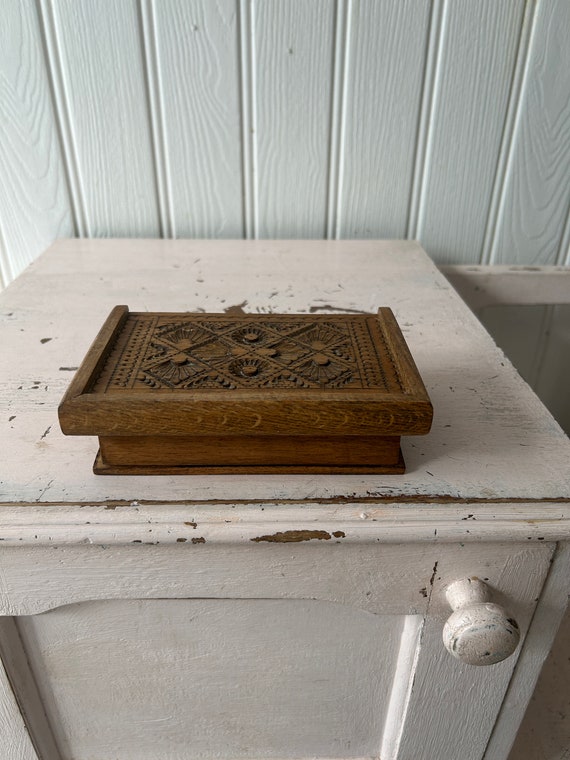 Vintage carved wooden box / hinged lid / Trinket … - image 2