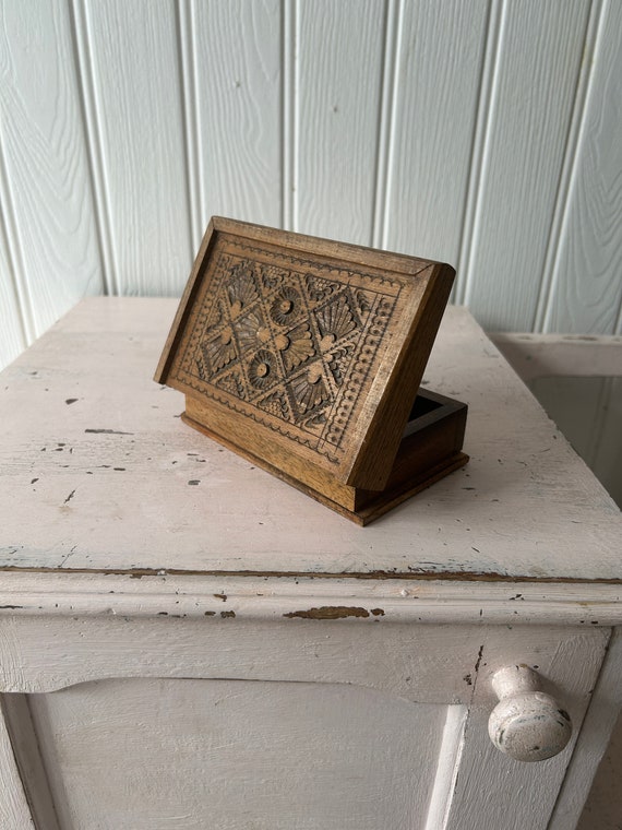 Vintage carved wooden box / hinged lid / Trinket … - image 8