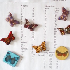 Handgjorda fjärils- eller fladdrande kylskåpsmagneter med glaserad emalj på koppar. Det finns två alternativ att välja mellan på den här sidan.