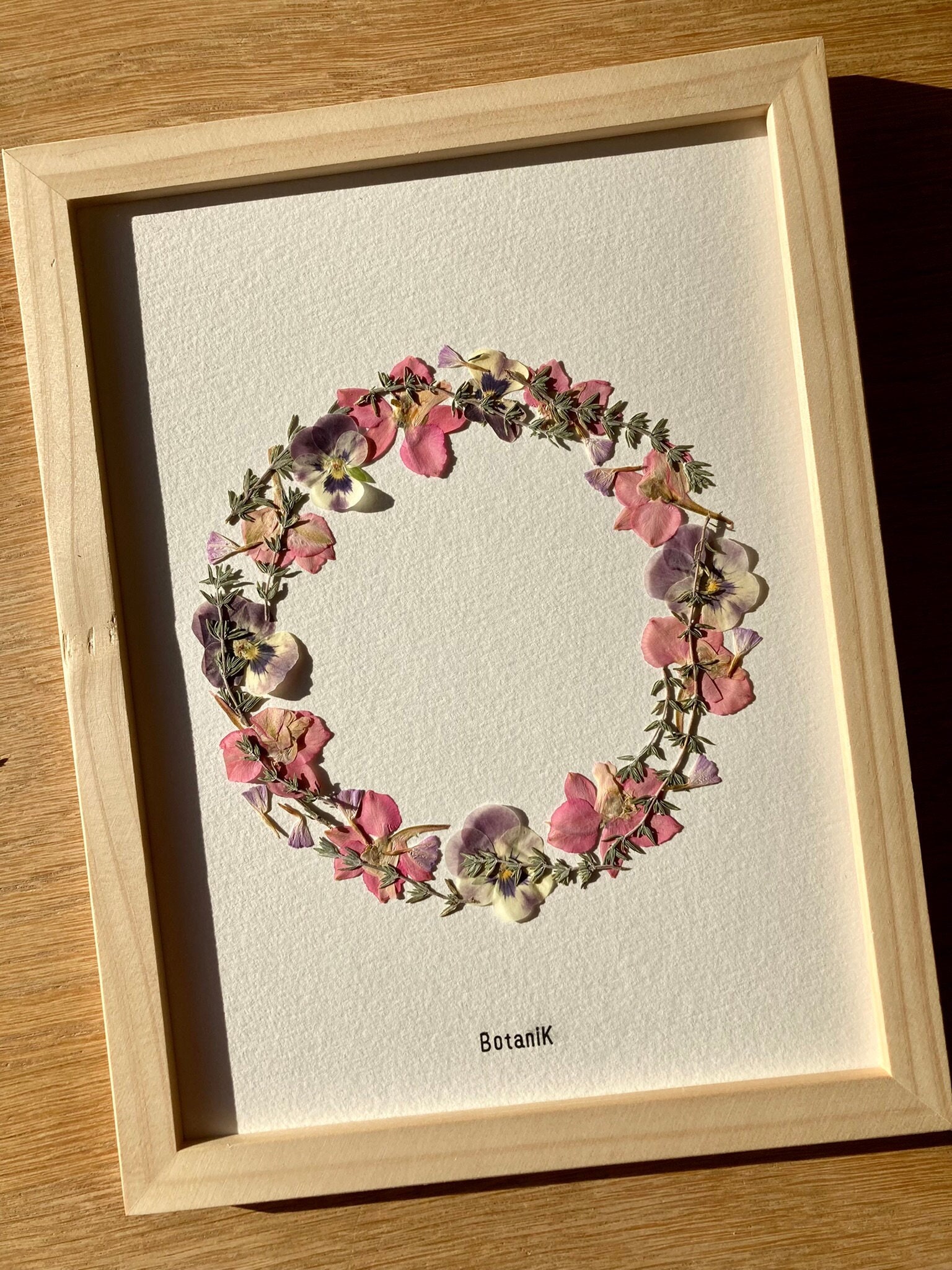 Herbier Couronne, Herbier Encadré de Fleurs et Feuilles Séchées Pensée/Delphinium, Créatrice Françai