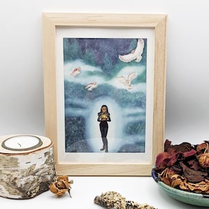 Jeune fille illuminée dans un bois gardé par des chouettes impression petit format. Une illustration envoûtante de Lucy Dreams