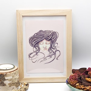 Impression tête de jeune fille rêveuse avec des dreadlocks soyeuses. Tête rêveuse, une illustration Art Nouveau de Lucy Dreams