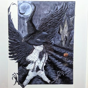 Peut inclure: Un corbeau noir portant un chapeau de sorcière et des vêtements blancs avec des bretelles, les ailes déployées, marchant vers une maison au loin. Le corbeau marche sur un chemin avec une citrouille au premier plan. La lune est visible en arrière-plan.
