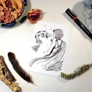 Carte Postale Sirène romantique, sirène qui parle à son poisson