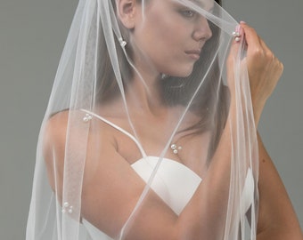 Erma Simple Pearl Edge Wedding Veil - Shop Bridal Veils | Dareth Colburn Fingertip - 36 Inches / Ivory