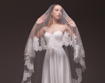Velo de novia estilo catedral: ribete de encaje largo, color rubor, marfil claro