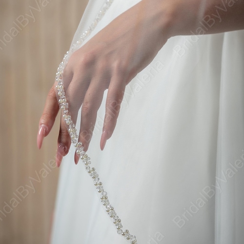 Velo de novia con cuentas de perlas: tul, marfil, punta de dedo o catedral