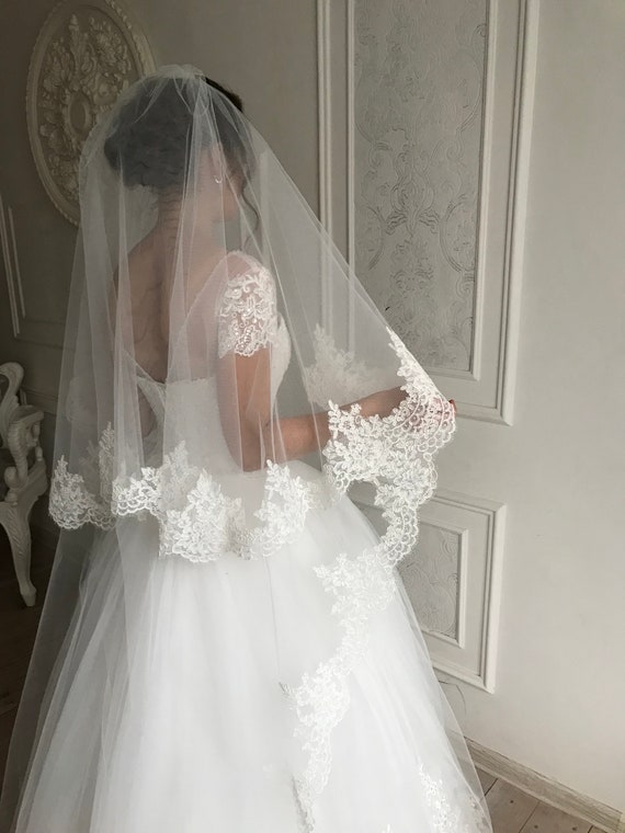 Short Tulle Lace Applique Bridal Veil - June Bridals
