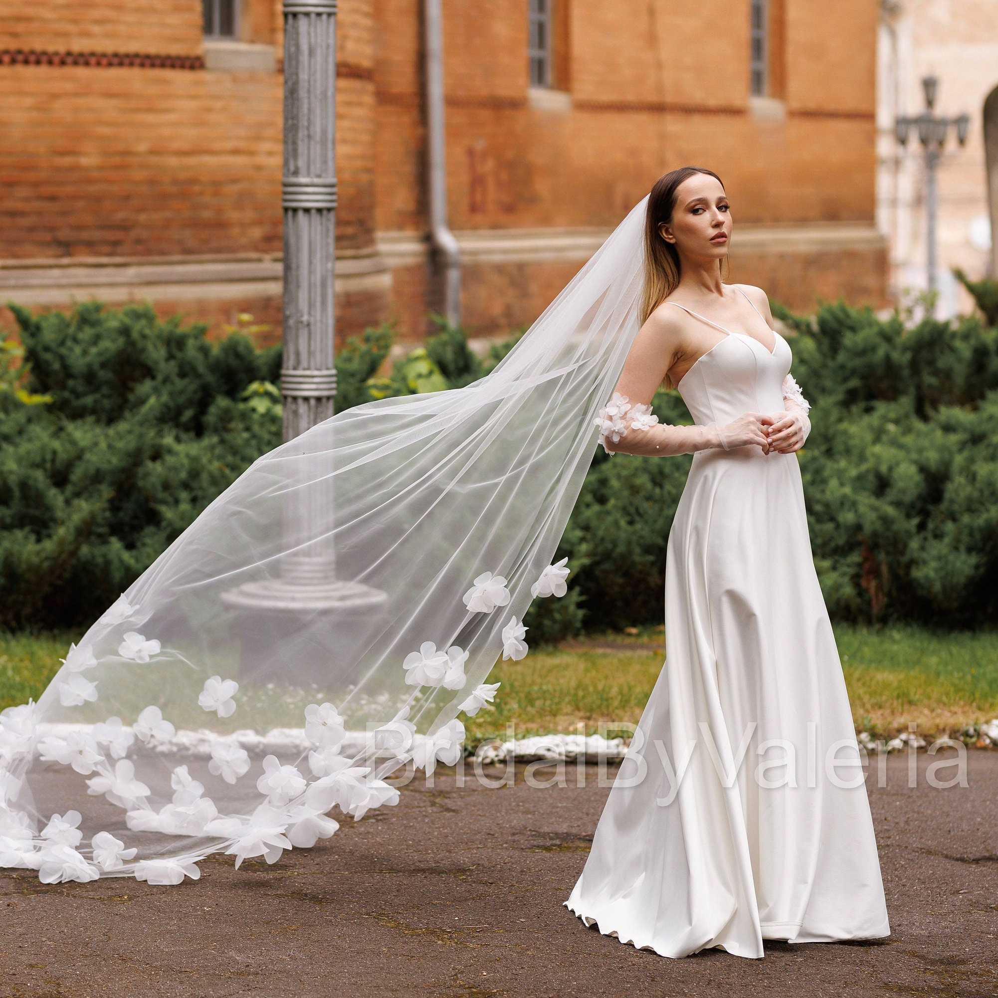 3D Floral Wedding Veil: Cathedral Length, Light Ivory Tulle  display picture 1