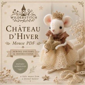 Puede incluir: Un documento de patrón de costura titulado Château d'Hiver Mouse PDF que muestra una muñeca de ratón de fieltro blanco con una corona dorada, un lazo marrón y una falda de encaje. El ratón sostiene una estrella beige bordada con la palabra Joy.