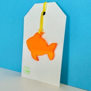 Étiquette cadeau poisson rouge en acrylique, décoration de fête sous la mer, parfaite pour les cadeaux au bord de la piscine et les voeux de joyeux anniversaire, note manuscrite