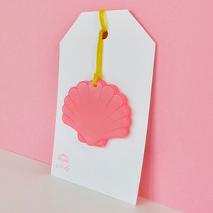 Etiquetas de regalo con forma de concha marina, etiquetas colgantes de acrílico únicas hechas a mano para fiestas infantiles, regalos con temática de playa, celebraciones de verano, ideas para envolver regalos costeros