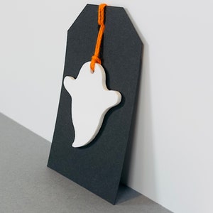 Halloween-Geschenkanhänger, einzigartige Acryl-Geist-Korbanhänger, ideal, um Ihren Halloween-Leckereien und Geschenken einen gruseligen Touch zu verleihen