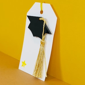 Étiquette cadeau de remise des diplômes en acrylique, Casquette félicitations pour diplômés, Parfait pour les sacs cadeaux et les fêtes de finissants, Félicitations aux diplômés, Note manuscrite