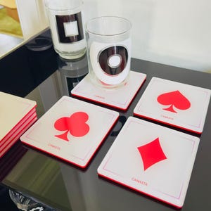 Game Night Coaster Set mit Canasta Card Suits, Getränkeuntersetzer für Kartenspielliebhaber, ideales Geschenk für Canasta Fans, lustige Canasta Sets