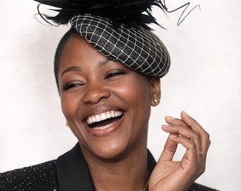 Tocado de plumas negras y doradas