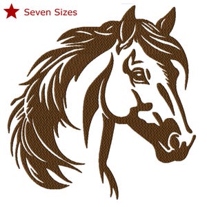 Puede incluir: Un diseño de cabeza de caballo marrón con el texto "Seven Sizes" en rojo. La cabeza del caballo es una ilustración detallada con una melena fluida y una vista de perfil. El diseño es probablemente para bordado o una artesanía similar.