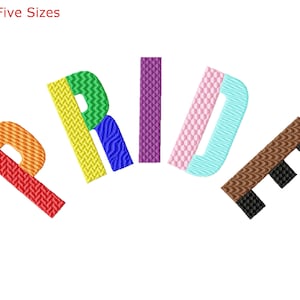 Puede incluir: La palabra "PRIDE" está escrita en colores arcoíris, con cada letra en un color y patrón diferente. Las letras están dispuestas en un semicírculo.