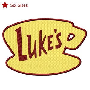 Peut inclure: Un patch brodé jaune et rouge avec le texte "Luke's" dans une police de caractères stylisée. Le patch a la forme d'une tasse à café.