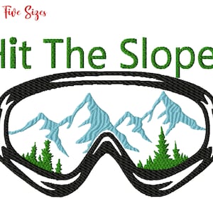 Könnte beinhalten: Gesticktes Design mit Skibrille und dem grünen Text "Hit The Slopes". Die Gläser der Brille zeigen eine Berglandschaft mit blauen Bergen und grünen Bäumen. Der Text "Five Sizes" ist ebenfalls vorhanden.