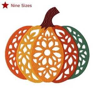 Può includere: Un disegno di zucca ricamato con un motivo traforato di fiori e foglie. La zucca è suddivisa in sezioni di filo arancione, giallo e verde, sormontata da un gambo rosso scuro. Il testo Nine Sizes è visibile.