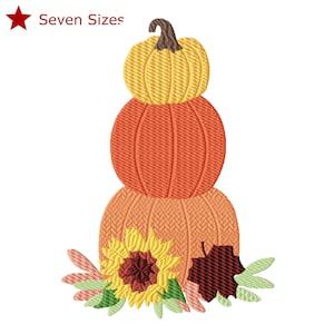 Pode incluir: Design bordado com uma pilha de três abóboras em tons de laranja e amarelo, encimadas por um caule castanho. Um girassol, folhas e o texto "Seven Sizes" completam este design com tema de outono.