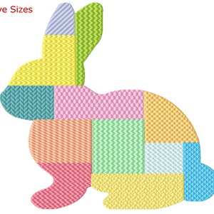 Peut inclure: Une silhouette de lapin en patchwork avec une variété de couleurs pastel, dont le rose, le bleu, le vert et le jaune. Le lapin est composé de carrés à motifs différents.