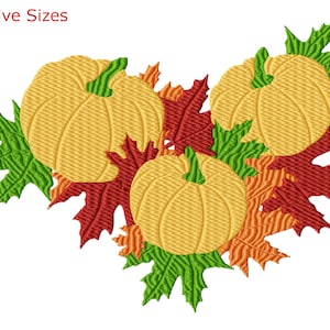 Peut inclure: Un motif de broderie numérique représentant trois citrouilles orange avec des tiges et des feuilles vertes, entourées de feuilles d'érable rouges et vertes. Le motif est intitulé "Five Sizes".