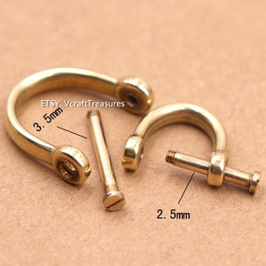 Op de afbeelding: Drie messingkleurige U-vormige sluitingen met schroefpennen en een aparte pen. De sluitingen bevinden zich in verschillende montagestadia. De tekst "ETSY: VcraftTreasures" is zichtbaar. Afmetingen: 3,5 mm en 2,5 mm.