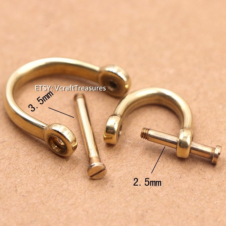 Op de afbeelding: Drie messingkleurige U-vormige sluitingen met schroefpennen en een aparte pen. De sluitingen bevinden zich in verschillende montagestadia. De tekst "ETSY: VcraftTreasures" is zichtbaar. Afmetingen: 3,5 mm en 2,5 mm.