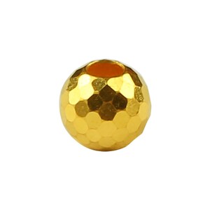 Op de afbeelding: Een ronde, gouden kralen met een gehamerde textuur. De kraal heeft een gat in het midden om te rijgen.