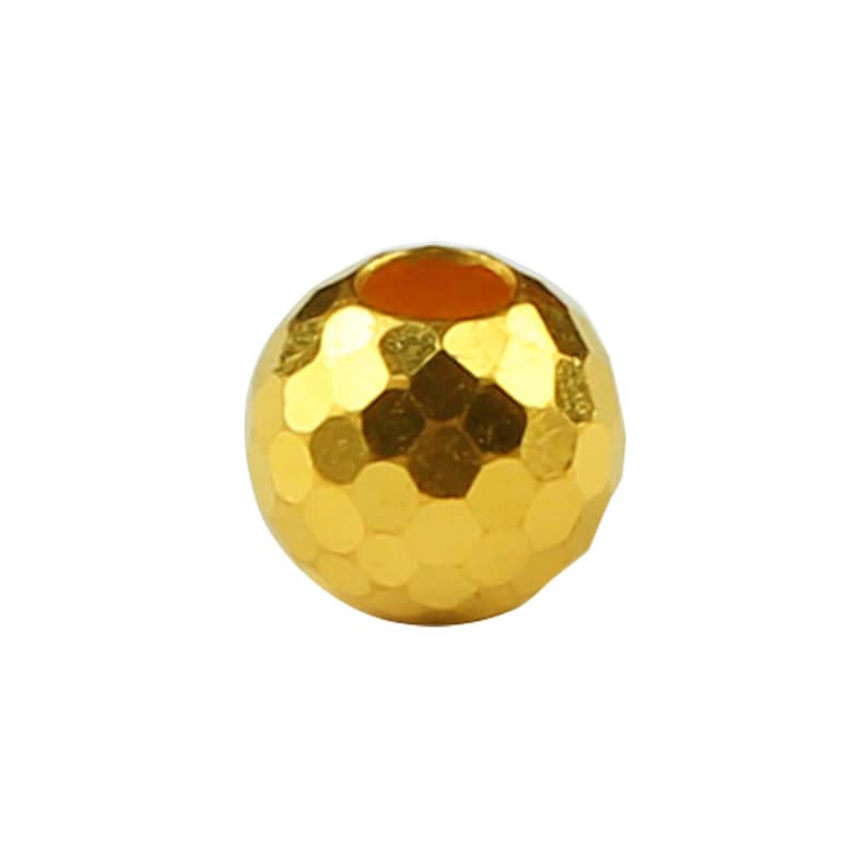 Op de afbeelding: Een ronde, gouden kralen met een gehamerde textuur. De kraal heeft een gat in het midden om te rijgen.