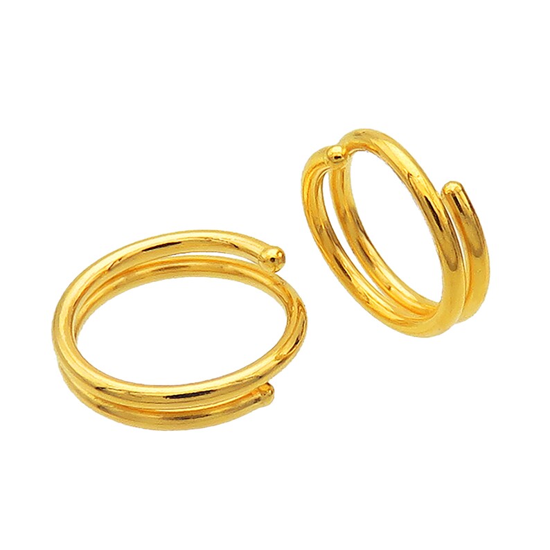 K&ouml;nnte beinhalten: Zwei goldfarbene, offene Ringe mit doppeltem Ring. Die Ringe bestehen aus einem dicken, runden Draht.