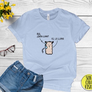 Quien Llama Cute Spanish Shirt , Camiseta Espanol , Play on Words Cartoon in Spanish , Funny Puns Unisex T Shirt