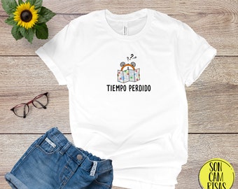 Tiempo Perdido  Cute Spanish Shirt , Camiseta Espanol, Play on Words Cartoon in Spanish , Funny Puns Unisex T Shirt