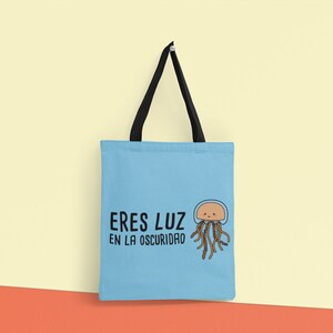 Cute &quot;Eres Luz en la Oscuridad&quot; Spanish Tote Bag - Reusable Grocery Bag - Spanish Student Teacher Novelty Gift - Market Beach Tote Latina