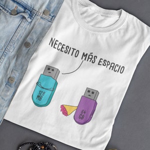 Necesito Mas Espacio Cute Spanish Shirt , Camiseta Espanol , Play on Words Cartoon in Spanish , Funny Puns Unisex T Shirt