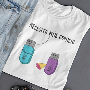 Necesito Mas Espacio Cute Camicia Spagnola , Camiseta Espanol , Gioca su parole Cartone animato in spagnolo , Divertente Puns Unisex T Camicia